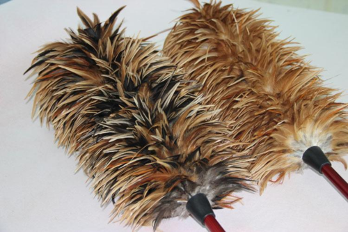 他想,这一定是鸡毛的作用,于是抓来几只野鸡拔下毛来制成了第一把扫帚